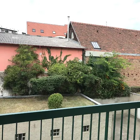 L'oeil De *